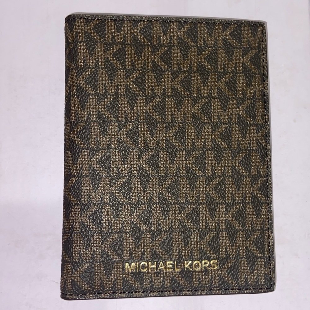 Michael Kors passport holder - Brand New